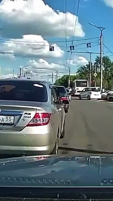 На серебристой авто не смотрит на знаки