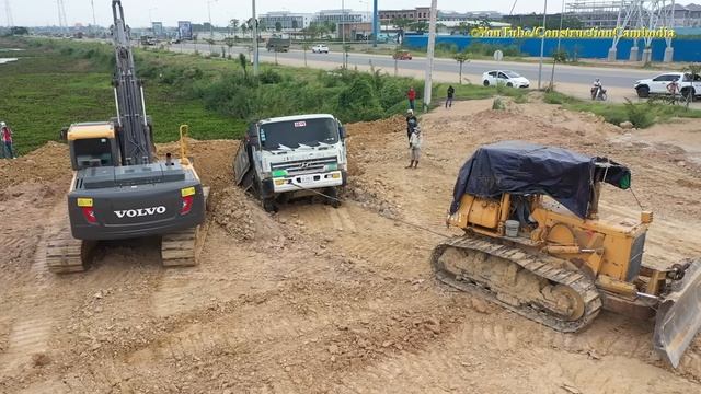 Heavy Dump Truck Stuck In Deep Hole & Recovery By Excavator, Bulldozer ឡានដឹកដីធ្ងន់ជាប់ផុងជ្រៅ смотреть онлайн