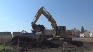 Экскаватор CAT 320B LVA грузит самосвал