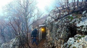 Вернулся в тайное КАМЕННОЕ УБЕЖИЩЕ в лесу! Один под дождем | Зимний кемпинг и ASMR 🏕