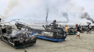 Десятки судов уничтожены при пожаре в порту Эквадора