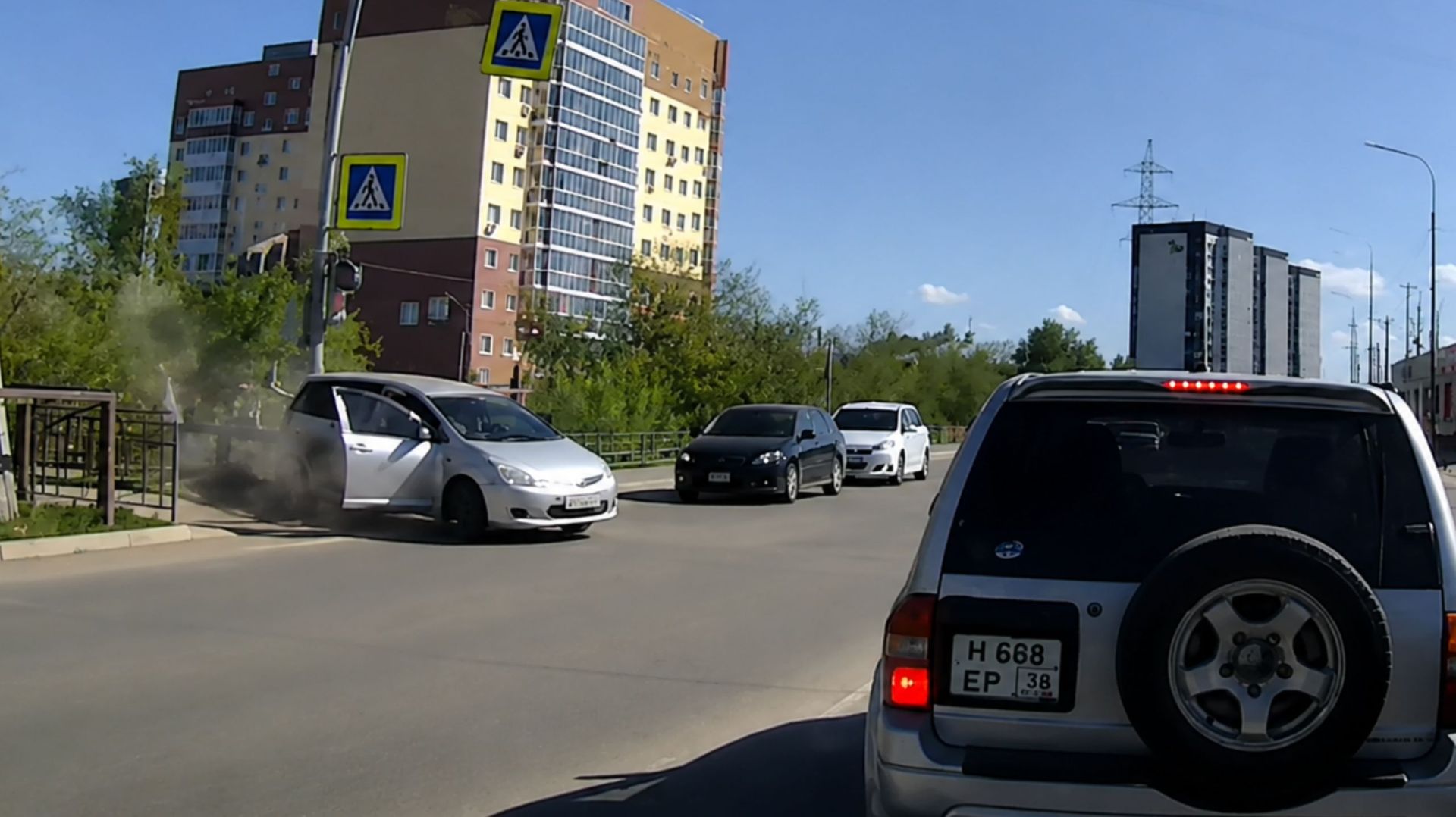 Водитель не выключил скорость и автомобиль влетел в столб на перекрестке в Иркутске смотреть онлайн