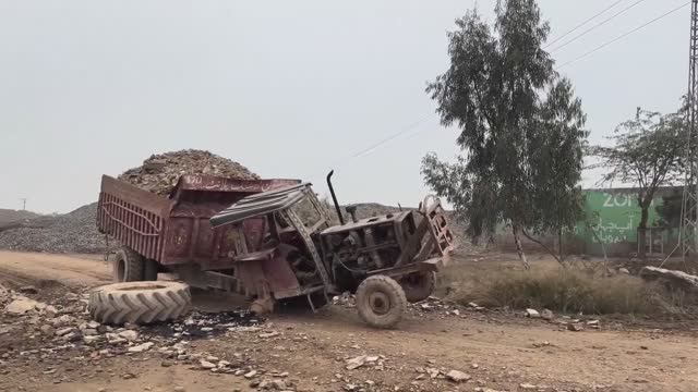 Восстановление развалившегося на куски трактора. Пакистан