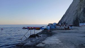 Высочайшая гора в конце набережной Чёрного моря в Судаке