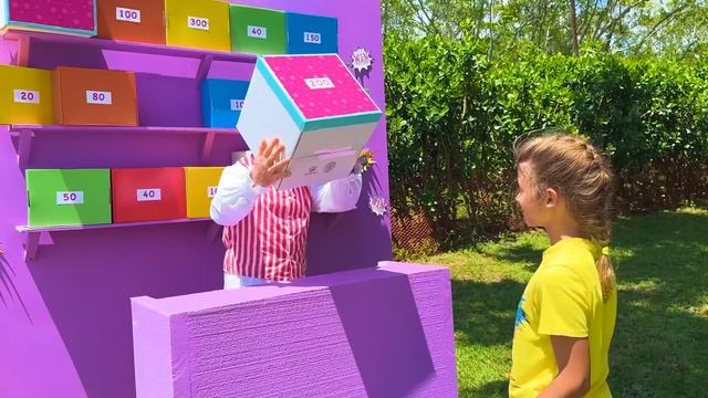 Настя_с_друзьями_украшают_игровые_домики смотреть онлайн