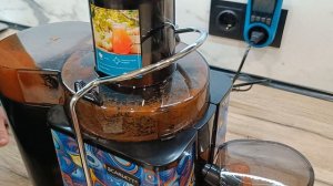 электрическая соковыжималка Scarlet SC-JE50S66 справляется с морковью