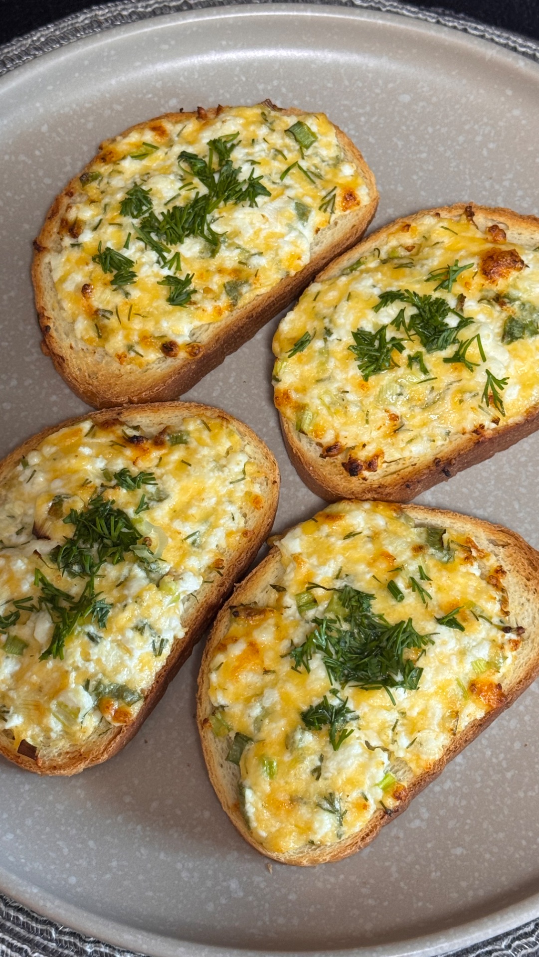 Тосты с творогом и зеленью на завтрак😍🥣🥬