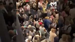 Тысячи россиян не могут улететь из Сочи с пятницы из-за атак дронов. За это время авиагавань открыва