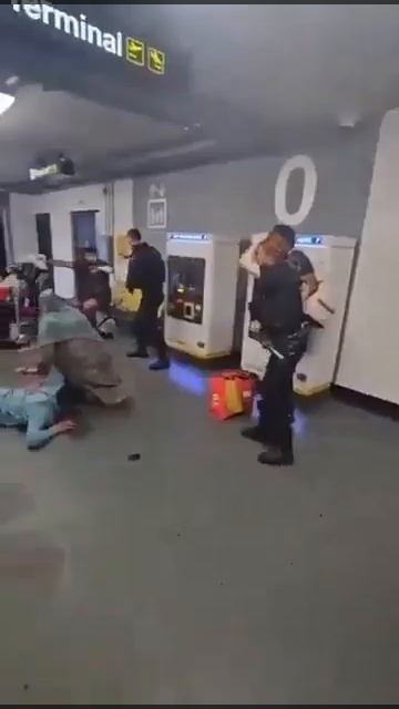 #Англия Очень неудачная попытка нападения на копа в Манчестере смотреть онлайн