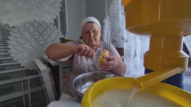 у меня работают соседи,а я на диване/прополола картошку смотреть онлайн