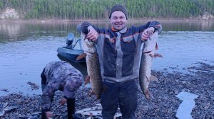 Рыбалка с подписчиком из Республики Коми. Ловим щук и окуней на спиннинг. Конкретный Жор у щук.