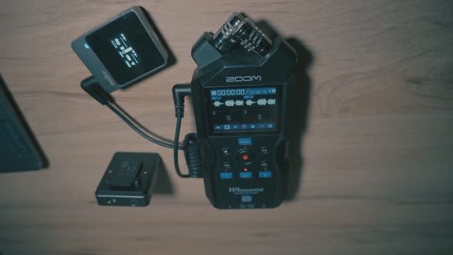 Как записать звук на рекордер Zoom H4e с петличным микрофоном: подключение и настройки