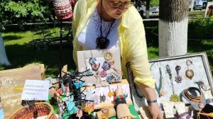 Интересные сувениры на ярмарке! Сыграли с дочкой в лоторею и получили ценные призы! Счастье есть :)