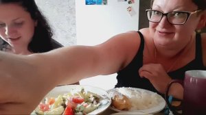 Наконец накормила дочу/Селедка,курица и салат/Даже разогрела картошку/ архив