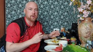 Котлеты с яйцами, помидоры и блюдо зелени. Мукбанг, еда на камеру.