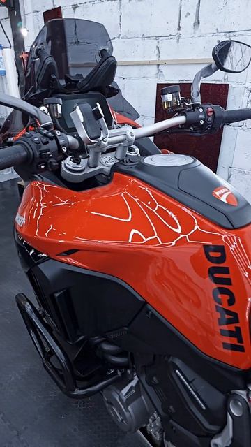 оклейка мотоцикла Ducati бронепленкой.