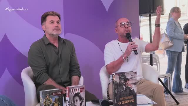 Олег Рой презентовал книги о патриотах на фестивале "Красная площадь" смотреть онлайн