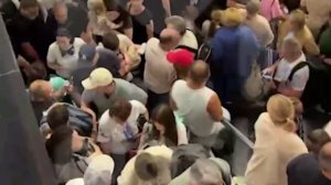 ⚡️Тысячи пассажиров застряли в аэропорту Сочи после отмен и задержек рейсов из-за атак БПЛА, — СМИ