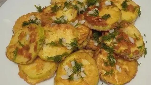Кабачки, жаренные с ароматной зеленью.