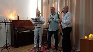 Три кларнета. В небе туча хмурится.