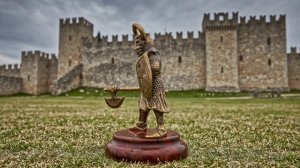 Статуэтка на янтаре Тамплиер с секирой