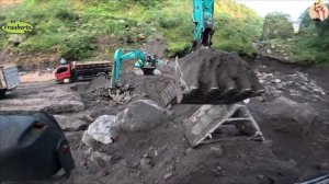 Строительство, экскаватор копает песок