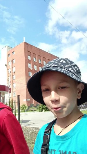 Пацаны гуляют на улице и выиграли в бадминтоне