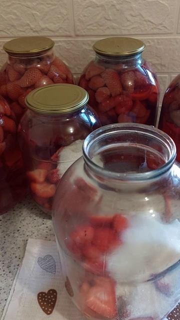 Самый простой компот из клубники на зиму