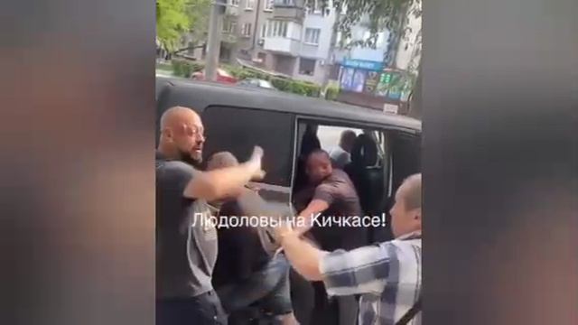 Запорожье - местные общаются с карателями ТЦК при помощи палок и газа. Надеюсь у карателей все в пор смотреть онлайн
