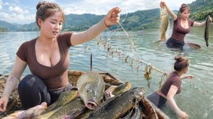 Красивая сельская девушка расставляет сети с крючками на озере. Огромный улов потрясает. Вьетнам