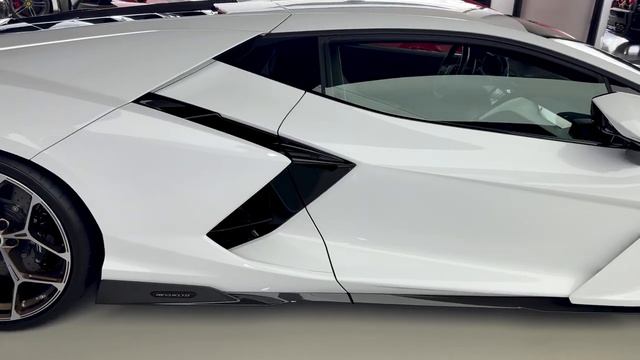 Lamborghini Revuelto V12 2026 года  обзор интерьера и экстерьера