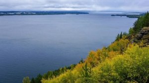 Катер с двумя людьми перевернулся в Усть-Илимском водохранилище – обоих сейчас ищут спасатели.