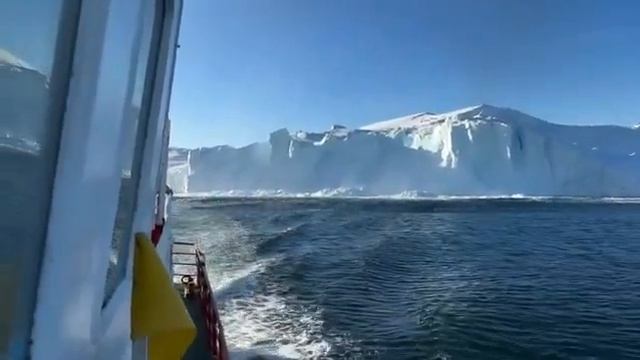 Эффектное видео обвала ледника в Гренландии попало на видео смотреть онлайн