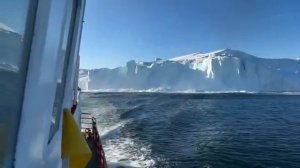 Эффектное видео обвала ледника в Гренландии попало на видео