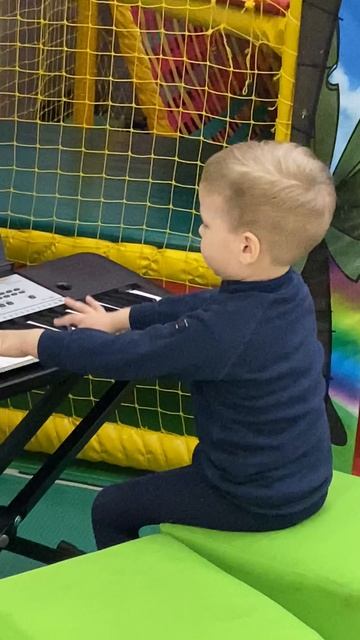 мой ребёнок в детстве играет на пианино
