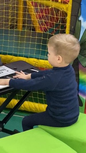 мой ребёнок в детстве играет на пианино