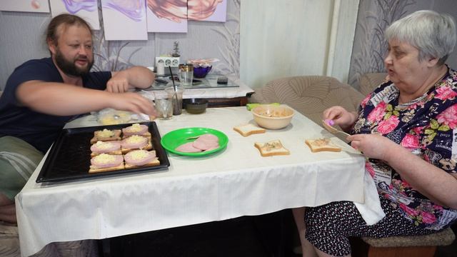 Сынок вместе с мамой готовят! Какие же вкусные и аппетитный бутерброды получились ПОДВАЛ ИЛЬИЧА смотреть онлайн