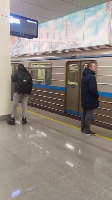 Станция метро Яхромская интерьер, поезда, пассажиры Москва, Светло-зелёная Линия Фрагмент 42