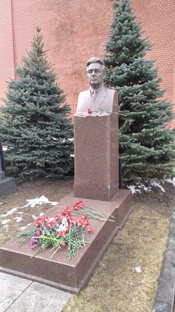 День памяти И. В. Сталина Москва, Некрополь у Кремлёвской стены, могила Л. И. Брежнева  Фрагмент 44
