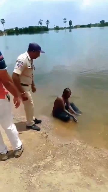 #Индия Местные жители обнаружили тело плавающее в воде и как пологается вызвали полицию смотреть онлайн