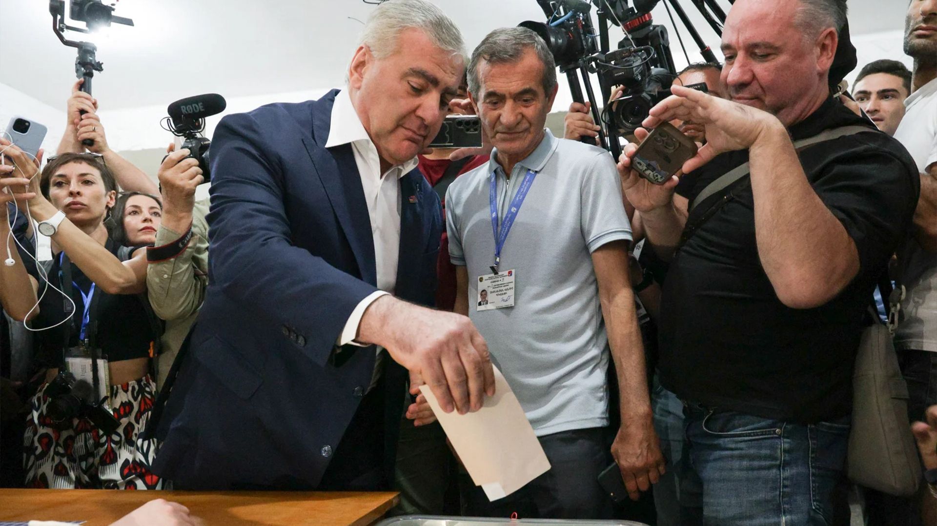 Избирательные участки закрылись: Армения ждет первых итогов парламентских выборов смотреть онлайн