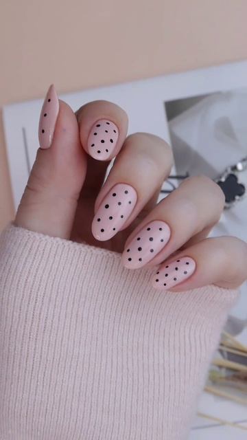 Polka Dot обычным лаком на натуральных ногтях 💅