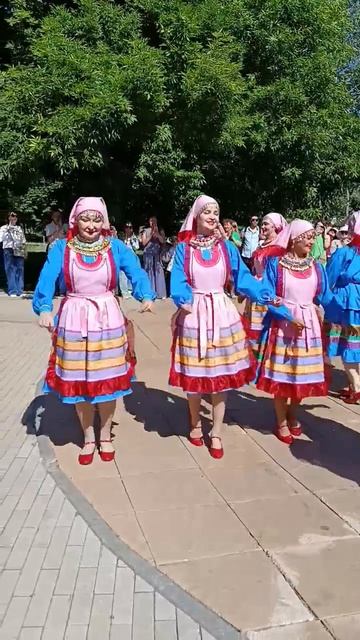 Выступление артистов ансамбля Тумывий на празднике цветов в Москве, 2026 год смотреть онлайн