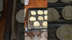 пеку плюшки ,готовлю мясо