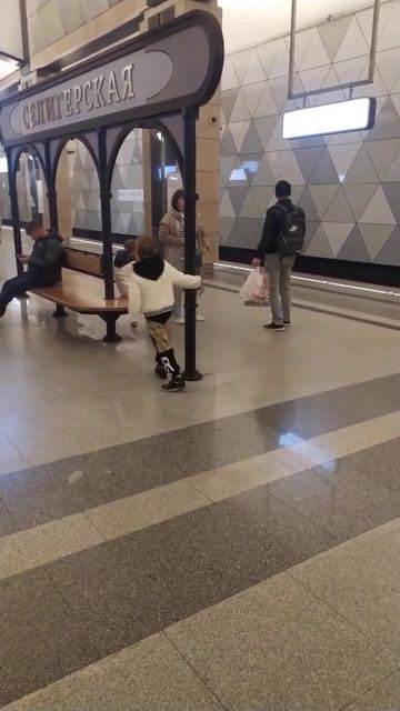 Станция метро Селигерская интерьер, поезда, пассажиры Москва, Светло-зелёная Линия Фрагмент 11