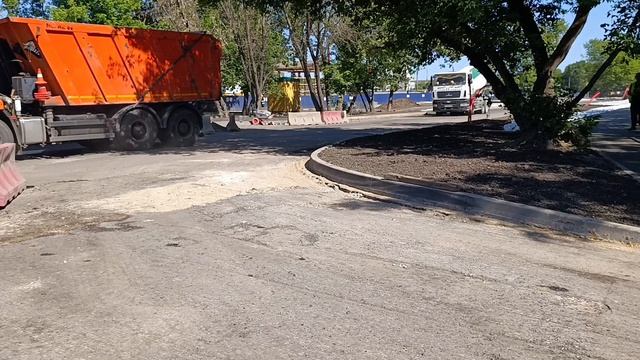 На площадке станции Курьяново Бирюлёвской линии опускают первые армокаркасы смотреть онлайн