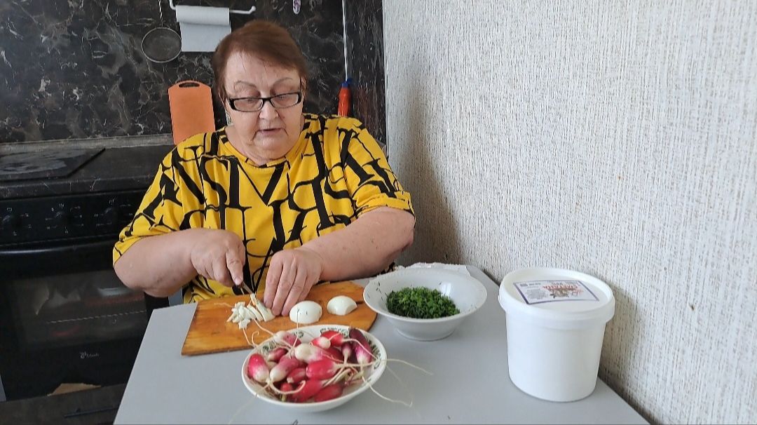 Чищу стеклокерамическую плиту. Готовлю салат из редиски с яйцом. смотреть онлайн