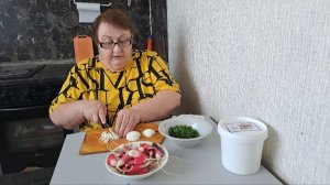 Чищу стеклокерамическую плиту. Готовлю салат из редиски с яйцом.