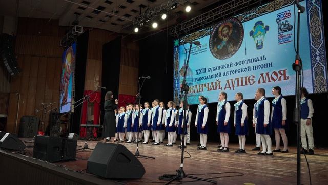 Девушка пела в церковном хоре. Хор Классика. 4К(UHD).