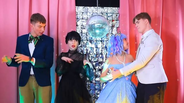 Уэнсдей Аддамс! Экстремальное преображение комнаты подружек! смотреть онлайн